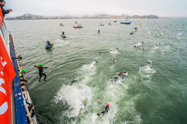 Swimmers are jumping off a fairy boat, in the start of the escape from Alcatraz t100